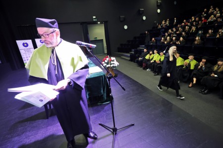 zdjęcia wykonane w sali kinowej klubu OdNowa. Na zdjęciach absolwenci w togach i biretach oraz pracownicy Wydziału Chemii podczas uroczystego dyplomatorium. . Kliknij, aby powiększyć zdjęcie.