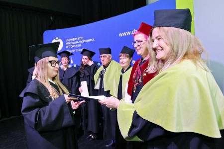 zdjęcia wykonane w sali kinowej klubu OdNowa. Na zdjęciach absolwenci w togach i biretach oraz pracownicy Wydziału Chemii podczas uroczystego dyplomatorium. . Kliknij, aby powiększyć zdjęcie.