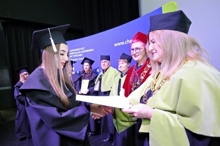 zdjęcia wykonane w sali kinowej klubu OdNowa. Na zdjęciach absolwenci w togach i biretach oraz pracownicy Wydziału Chemii podczas uroczystego dyplomatorium. . Kliknij, aby powiększyć zdjęcie.