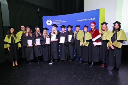 zdjęcia wykonane w sali kinowej klubu OdNowa. Na zdjęciach absolwenci w togach i biretach oraz pracownicy Wydziału Chemii podczas uroczystego dyplomatorium. . Kliknij, aby powiększyć zdjęcie.