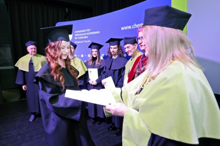 zdjęcia wykonane w sali kinowej klubu OdNowa. Na zdjęciach absolwenci w togach i biretach oraz pracownicy Wydziału Chemii podczas uroczystego dyplomatorium. . Kliknij, aby powiększyć zdjęcie.