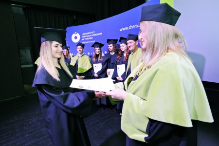 zdjęcia wykonane w sali kinowej klubu OdNowa. Na zdjęciach absolwenci w togach i biretach oraz pracownicy Wydziału Chemii podczas uroczystego dyplomatorium. . Kliknij, aby powiększyć zdjęcie.