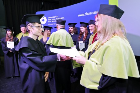 zdjęcia wykonane w sali kinowej klubu OdNowa. Na zdjęciach absolwenci w togach i biretach oraz pracownicy Wydziału Chemii podczas uroczystego dyplomatorium. . Kliknij, aby powiększyć zdjęcie.