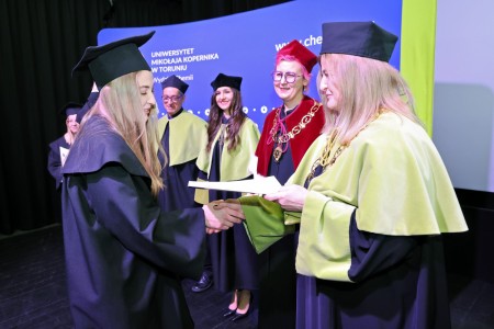 zdjęcia wykonane w sali kinowej klubu OdNowa. Na zdjęciach absolwenci w togach i biretach oraz pracownicy Wydziału Chemii podczas uroczystego dyplomatorium. . Kliknij, aby powiększyć zdjęcie.