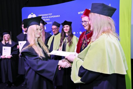 zdjęcia wykonane w sali kinowej klubu OdNowa. Na zdjęciach absolwenci w togach i biretach oraz pracownicy Wydziału Chemii podczas uroczystego dyplomatorium. . Kliknij, aby powiększyć zdjęcie.