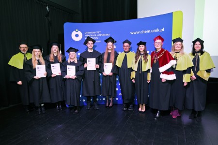 zdjęcia wykonane w sali kinowej klubu OdNowa. Na zdjęciach absolwenci w togach i biretach oraz pracownicy Wydziału Chemii podczas uroczystego dyplomatorium. . Kliknij, aby powiększyć zdjęcie.