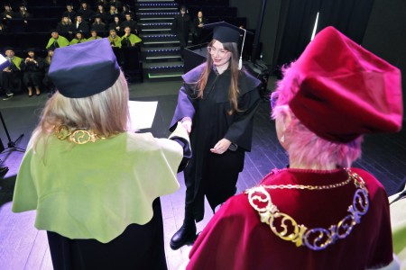 zdjęcia wykonane w sali kinowej klubu OdNowa. Na zdjęciach absolwenci w togach i biretach oraz pracownicy Wydziału Chemii podczas uroczystego dyplomatorium. . Kliknij, aby powiększyć zdjęcie.