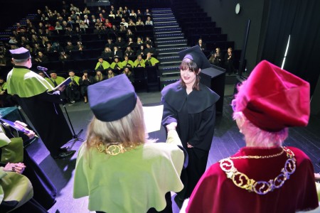 zdjęcia wykonane w sali kinowej klubu OdNowa. Na zdjęciach absolwenci w togach i biretach oraz pracownicy Wydziału Chemii podczas uroczystego dyplomatorium. . Kliknij, aby powiększyć zdjęcie.