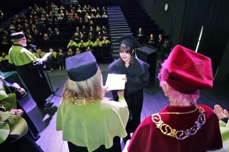 zdjęcia wykonane w sali kinowej klubu OdNowa. Na zdjęciach absolwenci w togach i biretach oraz pracownicy Wydziału Chemii podczas uroczystego dyplomatorium. . Kliknij, aby powiększyć zdjęcie.