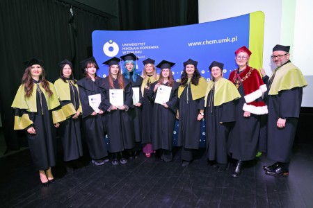 zdjęcia wykonane w sali kinowej klubu OdNowa. Na zdjęciach absolwenci w togach i biretach oraz pracownicy Wydziału Chemii podczas uroczystego dyplomatorium. . Kliknij, aby powiększyć zdjęcie.