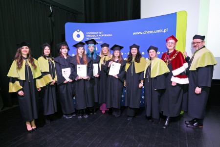 zdjęcia wykonane w sali kinowej klubu OdNowa. Na zdjęciach absolwenci w togach i biretach oraz pracownicy Wydziału Chemii podczas uroczystego dyplomatorium. . Kliknij, aby powiększyć zdjęcie.