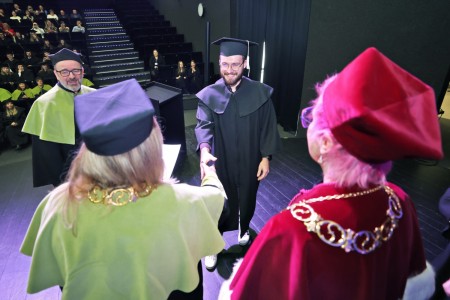 zdjęcia wykonane w sali kinowej klubu OdNowa. Na zdjęciach absolwenci w togach i biretach oraz pracownicy Wydziału Chemii podczas uroczystego dyplomatorium. . Kliknij, aby powiększyć zdjęcie.