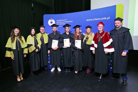 zdjęcia wykonane w sali kinowej klubu OdNowa. Na zdjęciach absolwenci w togach i biretach oraz pracownicy Wydziału Chemii podczas uroczystego dyplomatorium. . Kliknij, aby powiększyć zdjęcie.