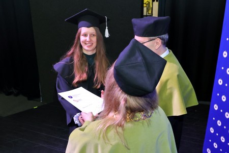 zdjęcia wykonane w sali kinowej klubu OdNowa. Na zdjęciach absolwenci w togach i biretach oraz pracownicy Wydziału Chemii podczas uroczystego dyplomatorium. . Kliknij, aby powiększyć zdjęcie.