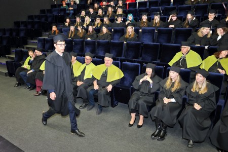 zdjęcia wykonane w sali kinowej klubu OdNowa. Na zdjęciach absolwenci w togach i biretach oraz pracownicy Wydziału Chemii podczas uroczystego dyplomatorium. . Kliknij, aby powiększyć zdjęcie.