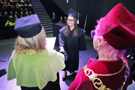 zdjęcia wykonane w sali kinowej klubu OdNowa. Na zdjęciach absolwenci w togach i biretach oraz pracownicy Wydziału Chemii podczas uroczystego dyplomatorium. . Kliknij, aby powiększyć zdjęcie.