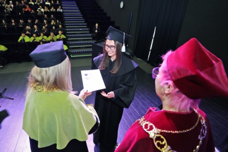 zdjęcia wykonane w sali kinowej klubu OdNowa. Na zdjęciach absolwenci w togach i biretach oraz pracownicy Wydziału Chemii podczas uroczystego dyplomatorium. . Kliknij, aby powiększyć zdjęcie.