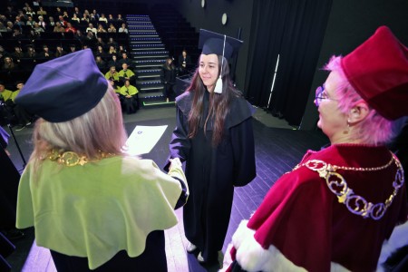 zdjęcia wykonane w sali kinowej klubu OdNowa. Na zdjęciach absolwenci w togach i biretach oraz pracownicy Wydziału Chemii podczas uroczystego dyplomatorium. . Kliknij, aby powiększyć zdjęcie.