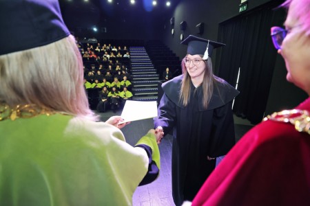 zdjęcia wykonane w sali kinowej klubu OdNowa. Na zdjęciach absolwenci w togach i biretach oraz pracownicy Wydziału Chemii podczas uroczystego dyplomatorium. . Kliknij, aby powiększyć zdjęcie.