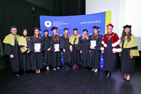 zdjęcia wykonane w sali kinowej klubu OdNowa. Na zdjęciach absolwenci w togach i biretach oraz pracownicy Wydziału Chemii podczas uroczystego dyplomatorium. . Kliknij, aby powiększyć zdjęcie.