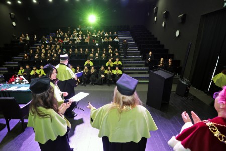 zdjęcia wykonane w sali kinowej klubu OdNowa. Na zdjęciach absolwenci w togach i biretach oraz pracownicy Wydziału Chemii podczas uroczystego dyplomatorium. . Kliknij, aby powiększyć zdjęcie.