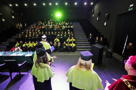 zdjęcia wykonane w sali kinowej klubu OdNowa. Na zdjęciach absolwenci w togach i biretach oraz pracownicy Wydziału Chemii podczas uroczystego dyplomatorium. . Kliknij, aby powiększyć zdjęcie.