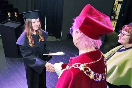 zdjęcia wykonane w sali kinowej klubu OdNowa. Na zdjęciach absolwenci w togach i biretach oraz pracownicy Wydziału Chemii podczas uroczystego dyplomatorium. . Kliknij, aby powiększyć zdjęcie.