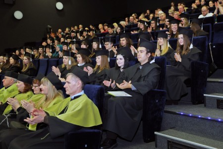 zdjęcia wykonane w sali kinowej klubu OdNowa. Na zdjęciach absolwenci w togach i biretach oraz pracownicy Wydziału Chemii podczas uroczystego dyplomatorium. . Kliknij, aby powiększyć zdjęcie.