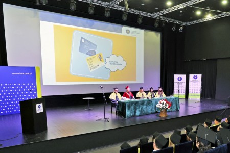 zdjęcia wykonane w sali kinowej klubu OdNowa. Na zdjęciach absolwenci w togach i biretach oraz pracownicy Wydziału Chemii podczas uroczystego dyplomatorium. . Kliknij, aby powiększyć zdjęcie.