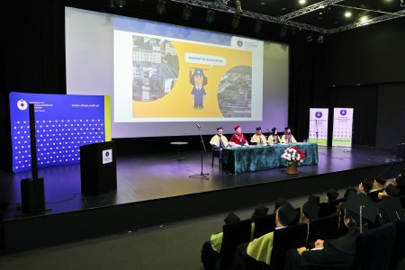 zdjęcia wykonane w sali kinowej klubu OdNowa. Na zdjęciach absolwenci w togach i biretach oraz pracownicy Wydziału Chemii podczas uroczystego dyplomatorium. . Kliknij, aby powiększyć zdjęcie.