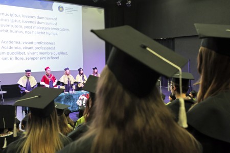 zdjęcia wykonane w sali kinowej klubu OdNowa. Na zdjęciach absolwenci w togach i biretach oraz pracownicy Wydziału Chemii podczas uroczystego dyplomatorium. . Kliknij, aby powiększyć zdjęcie.