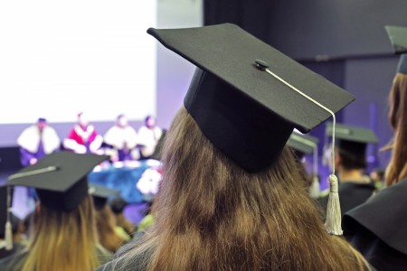 zdjęcia wykonane w sali kinowej klubu OdNowa. Na zdjęciach absolwenci w togach i biretach oraz pracownicy Wydziału Chemii podczas uroczystego dyplomatorium. . Kliknij, aby powiększyć zdjęcie.