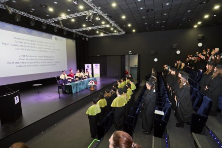 zdjęcia wykonane w sali kinowej klubu OdNowa. Na zdjęciach absolwenci w togach i biretach oraz pracownicy Wydziału Chemii podczas uroczystego dyplomatorium. . Kliknij, aby powiększyć zdjęcie.