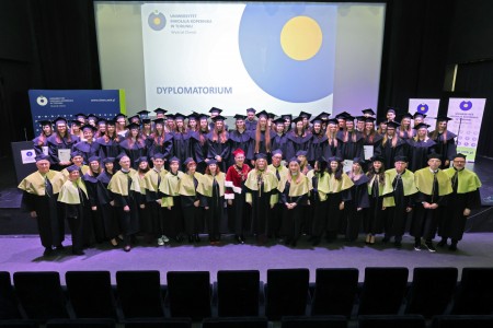 zdjęcia wykonane w sali kinowej klubu OdNowa. Na zdjęciach absolwenci w togach i biretach oraz pracownicy Wydziału Chemii podczas uroczystego dyplomatorium. . Kliknij, aby powiększyć zdjęcie.