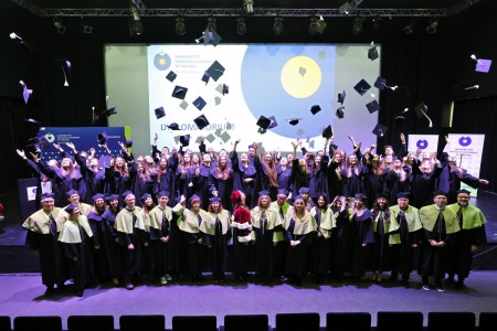 zdjęcia wykonane w sali kinowej klubu OdNowa. Na zdjęciach absolwenci w togach i biretach oraz pracownicy Wydziału Chemii podczas uroczystego dyplomatorium. . Kliknij, aby powiększyć zdjęcie.