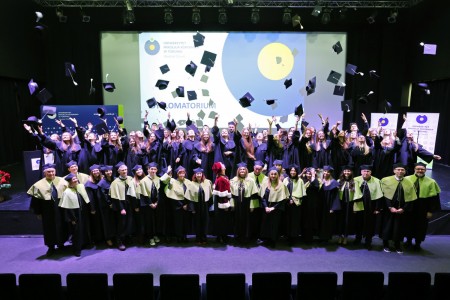 zdjęcia wykonane w sali kinowej klubu OdNowa. Na zdjęciach absolwenci w togach i biretach oraz pracownicy Wydziału Chemii podczas uroczystego dyplomatorium. . Kliknij, aby powiększyć zdjęcie.