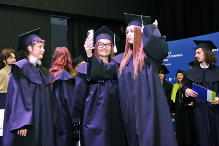 zdjęcia wykonane w sali kinowej klubu OdNowa. Na zdjęciach absolwenci w togach i biretach oraz pracownicy Wydziału Chemii podczas uroczystego dyplomatorium. . Kliknij, aby powiększyć zdjęcie.