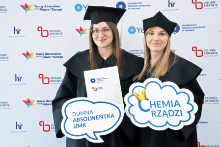 zdjęcia wykonane w sali kinowej klubu OdNowa. Na zdjęciach absolwenci w togach i biretach oraz pracownicy Wydziału Chemii podczas uroczystego dyplomatorium. . Kliknij, aby powiększyć zdjęcie.