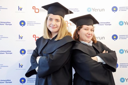 zdjęcia wykonane w sali kinowej klubu OdNowa. Na zdjęciach absolwenci w togach i biretach oraz pracownicy Wydziału Chemii podczas uroczystego dyplomatorium. . Kliknij, aby powiększyć zdjęcie.