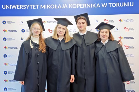 zdjęcia wykonane w sali kinowej klubu OdNowa. Na zdjęciach absolwenci w togach i biretach oraz pracownicy Wydziału Chemii podczas uroczystego dyplomatorium. . Kliknij, aby powiększyć zdjęcie.