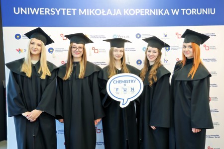 zdjęcia wykonane w sali kinowej klubu OdNowa. Na zdjęciach absolwenci w togach i biretach oraz pracownicy Wydziału Chemii podczas uroczystego dyplomatorium. . Kliknij, aby powiększyć zdjęcie.