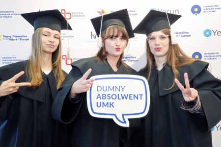 zdjęcia wykonane w sali kinowej klubu OdNowa. Na zdjęciach absolwenci w togach i biretach oraz pracownicy Wydziału Chemii podczas uroczystego dyplomatorium. . Kliknij, aby powiększyć zdjęcie.