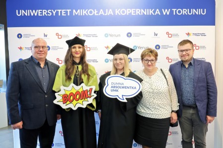 zdjęcia wykonane w sali kinowej klubu OdNowa. Na zdjęciach absolwenci w togach i biretach oraz pracownicy Wydziału Chemii podczas uroczystego dyplomatorium. . Kliknij, aby powiększyć zdjęcie.