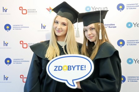 zdjęcia wykonane w sali kinowej klubu OdNowa. Na zdjęciach absolwenci w togach i biretach oraz pracownicy Wydziału Chemii podczas uroczystego dyplomatorium. . Kliknij, aby powiększyć zdjęcie.