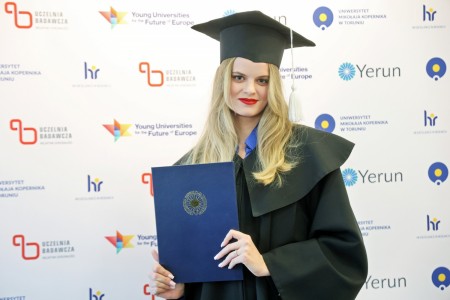 zdjęcia wykonane w sali kinowej klubu OdNowa. Na zdjęciach absolwenci w togach i biretach oraz pracownicy Wydziału Chemii podczas uroczystego dyplomatorium. . Kliknij, aby powiększyć zdjęcie.