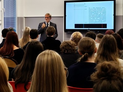 Wykład w IX Liceum Ogólnokształcącym w Bydgoszczy. Kliknij, aby powiększyć zdjęcie.