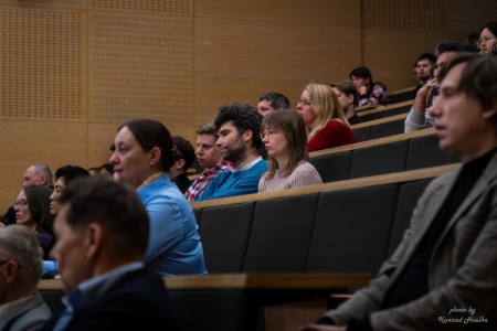 Spotkanie wigilijne w Instytucie Fizyki - kadry z wykładu i poczęstunku . Kliknij, aby powiększyć zdjęcie.