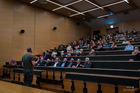 Spotkanie wigilijne w Instytucie Fizyki - kadry z wykładu i poczęstunku . Kliknij, aby powiększyć zdjęcie.