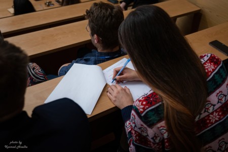 Spotkanie wigilijne w Instytucie Fizyki - kadry z wykładu i poczęstunku . Kliknij, aby powiększyć zdjęcie.