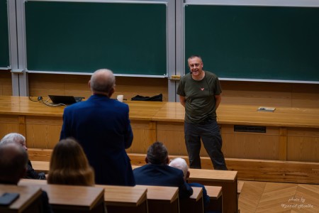 Spotkanie wigilijne w Instytucie Fizyki - kadry z wykładu i poczęstunku . Kliknij, aby powiększyć zdjęcie.